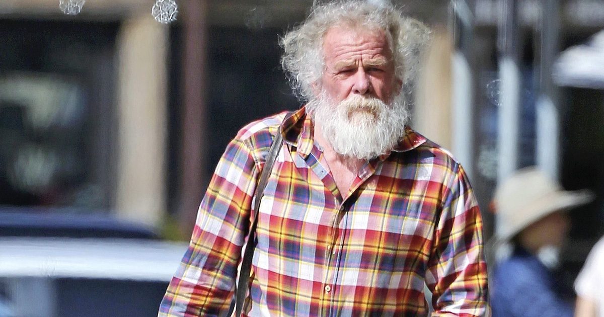 « Le beau gosse des années 70 est méconnaissable aujourd’hui ! » Les fans ne savaient pas que cet homme âgé, croisé par hasard, avait été autrefois leur idole