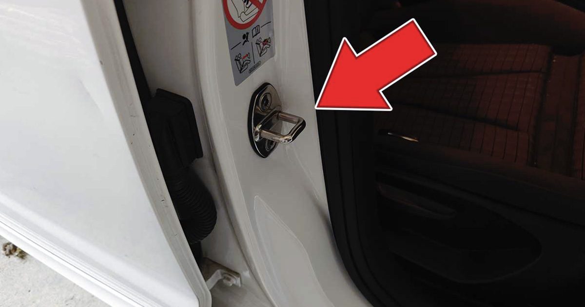 Le crochet dans la porte de la voiture : 3 usages inattendus
