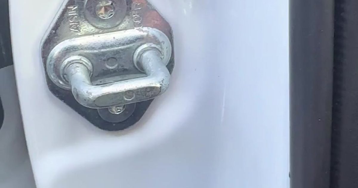 Le crochet sur la portière de la voiture : 3 utilisations inattendues