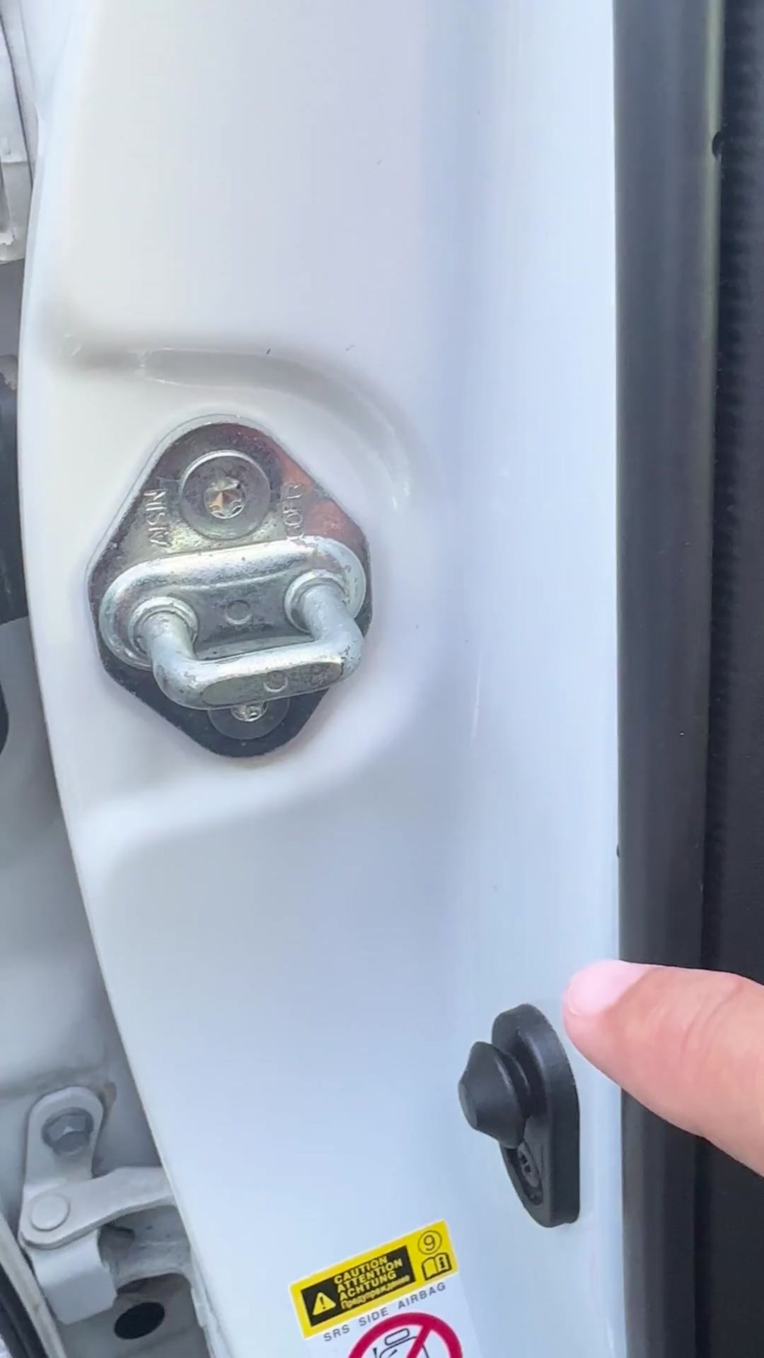 Le crochet sur la portière de la voiture : 3 utilisations inattendues