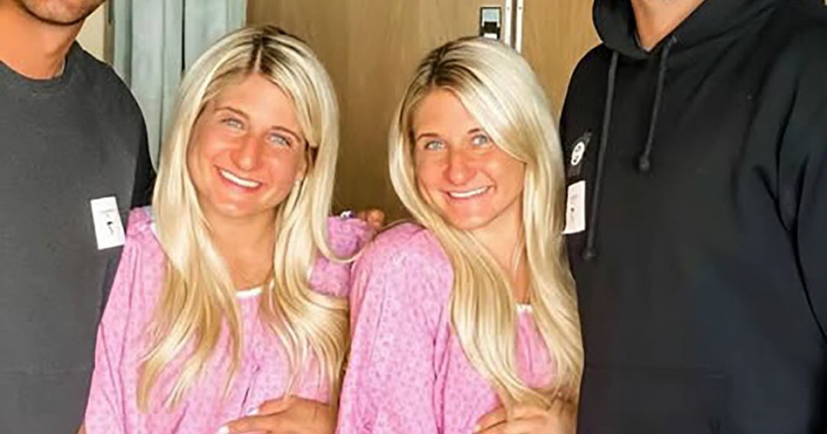 Le destin incroyable de deux sœurs jumelles : mariées le même jour à deux cousins, enceintes en même temps et mamans à quelques heures d’écart !