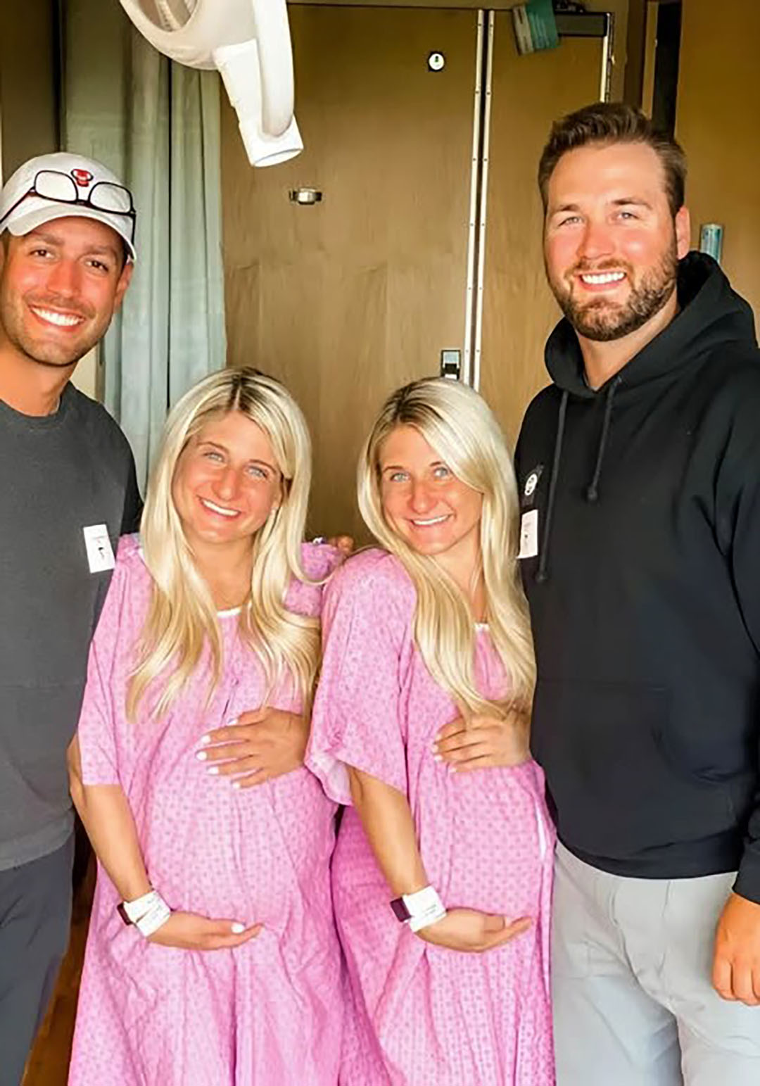 Le destin incroyable de deux sœurs jumelles : mariées le même jour à deux cousins, enceintes en même temps et mamans à quelques heures d’écart !