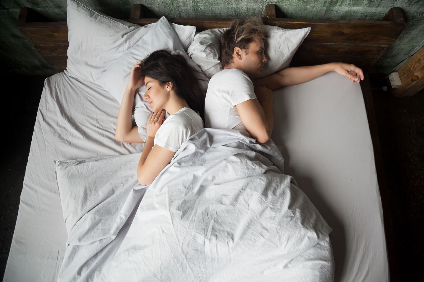 Pourquoi votre partenaire se tourne après l’amour : 7 clés pour décoder ce geste sans paniquer