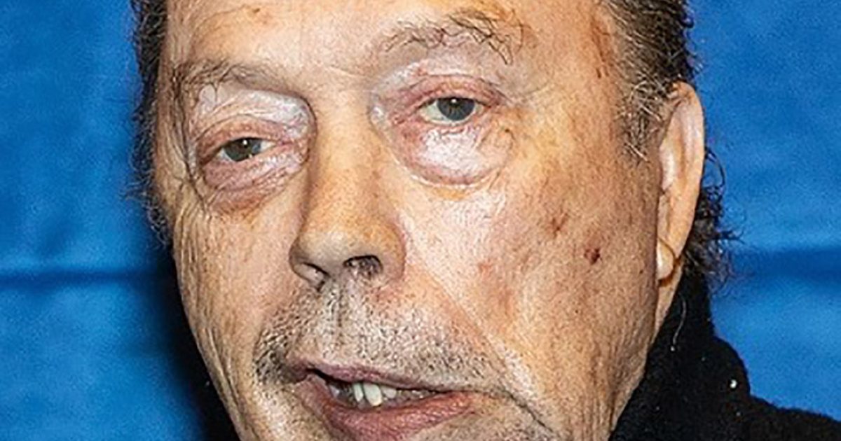 Le long parcours résilient de Tim Curry dans le métier d’acteur et face aux épreuves de santé