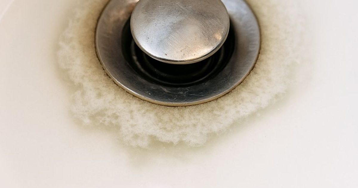L’eau s’écoule de mon lavabo de salle de bain de plus en plus lentement, et les plombiers sont indisponibles. Que puis-je faire en premier ?