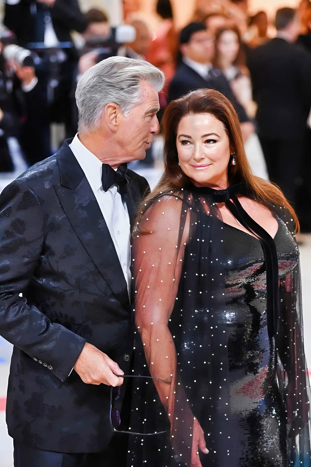 L’épouse de Brosnan est inondée de compliments