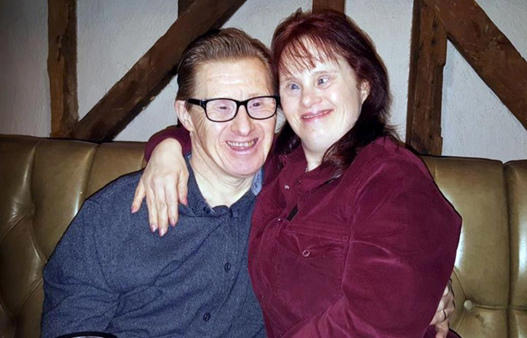 Les gens étaient contre leur relation : ce couple atteint du syndrome de Down s’est marié et vit 25 ans de pur bonheur ensemble !