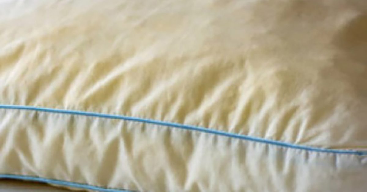 Les oreillers jaunis redeviennent blancs comme neige : les taches disparaissent en 15 minutes, sans lavage ni frottement