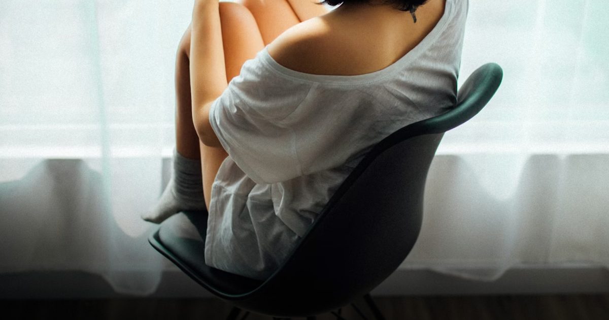 Les personnes qui se sentent profondément seules, tout en le dissimulant, présentent souvent ces 7 habitudes discrètes