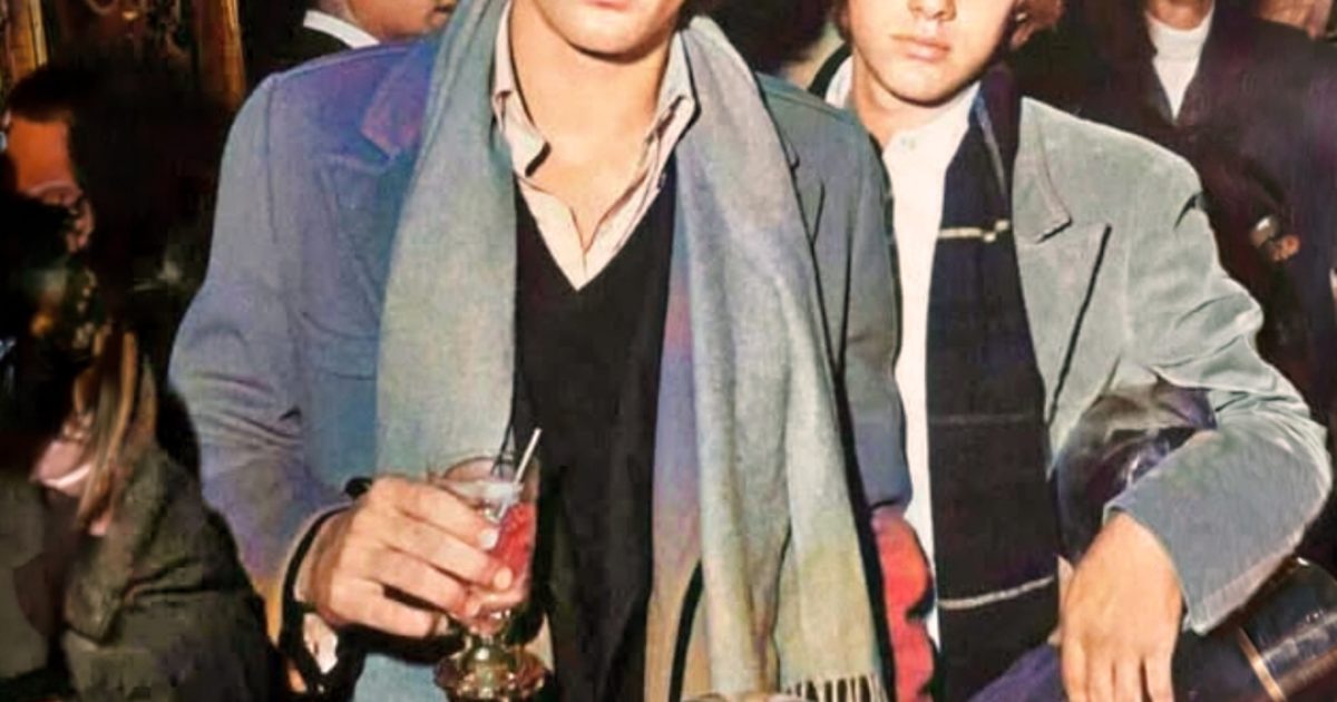 Les reconnaissez-vous ? Une photo rare de 1977 montre deux futures icônes lors d’une célèbre avant-première de film