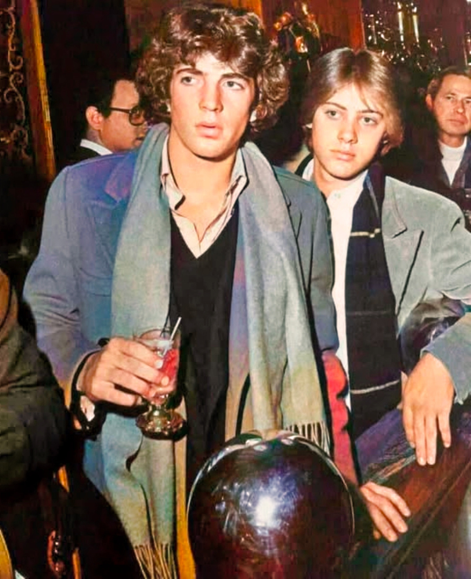 Les reconnaissez-vous ? Une photo rare de 1977 révèle deux futures icônes lors d’une célèbre avant-première de film