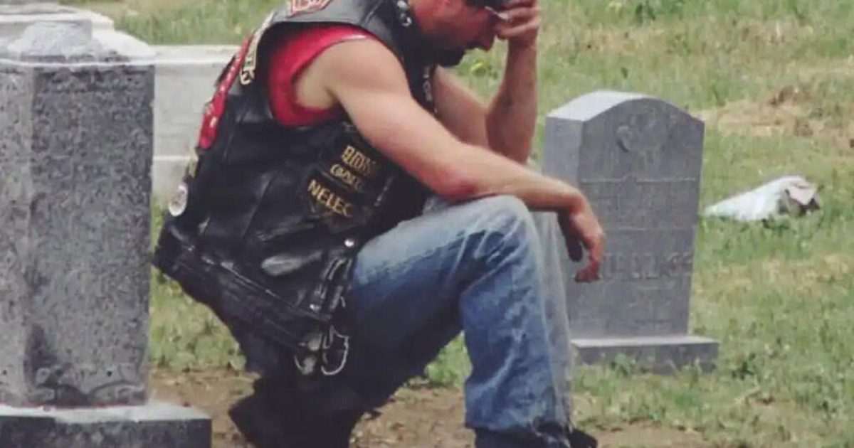 L’étranger sur la tombe de ma femme : le secret déchirant qui a tout changé