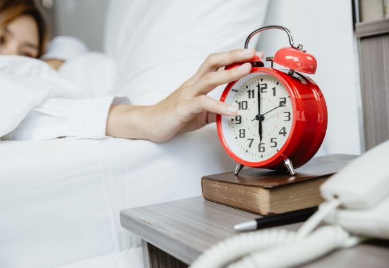 Pourquoi votre corps vous réveille-t-il à la même heure chaque nuit ? La réponse est plus douce que vous ne l’imaginez