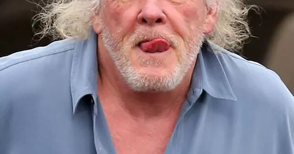 L’idole des années 70 est méconnaissable aujourd’hui ! » : Les fans ne se doutaient pas que l’homme âgé qui passait devant elles était autrefois leur star préférée !