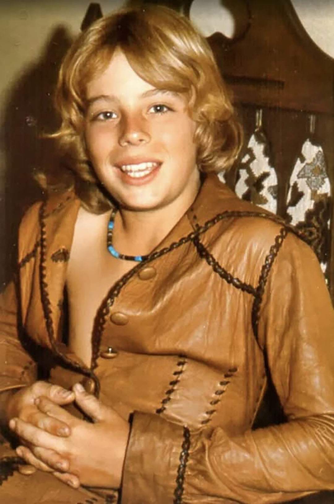 L’idole des jeunes des années 70 étonne avec son nouveau look “cheveux gris” et “barbe” : ses dernières photos laissent tout le monde bouche bée !