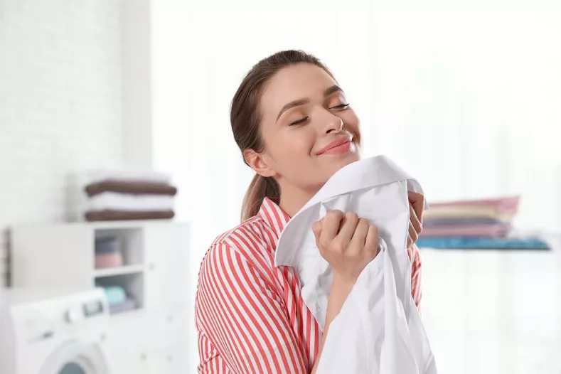 Sel, bicarbonate et laurier : ces ingrédients méconnus qui transforment votre lessive