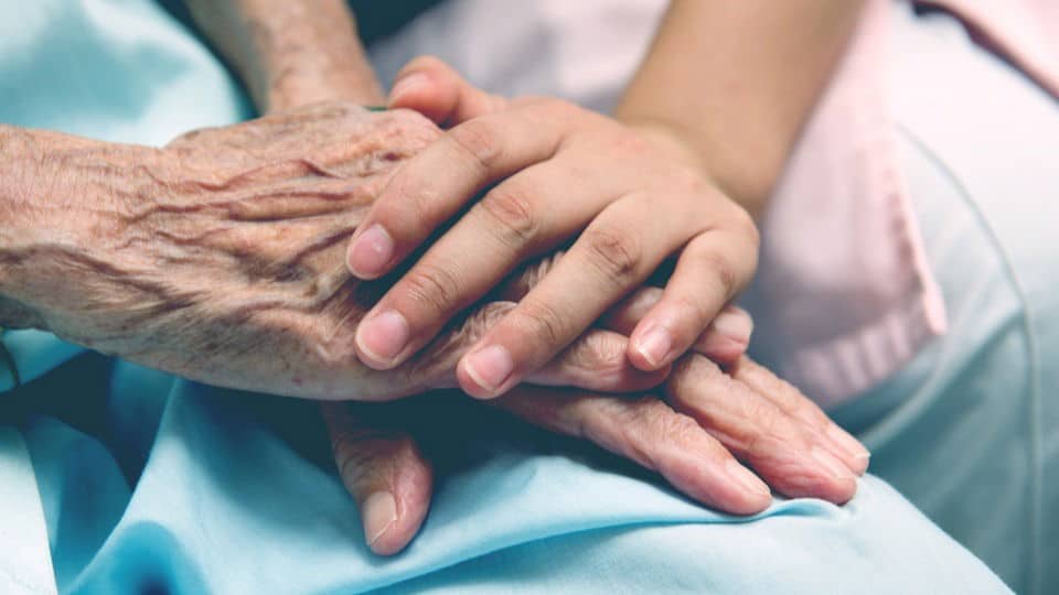 Dernier adieu : les risques insoupçonnés d’un baiser à un être cher défunt