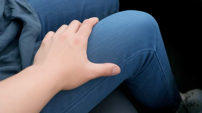 Main sur la jambe : 5 clés pour décoder ce geste sans se tromper