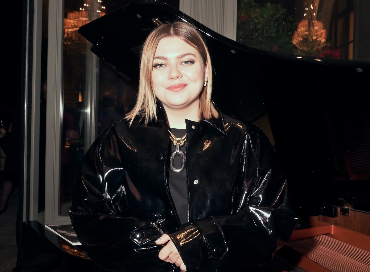 Louane : la robe à l’encolure audacieuse qui métamorphose sa silhouette