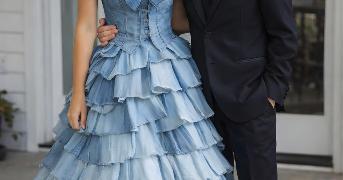 Ma belle-mère a refusé de m’acheter une robe pour le bal du lycée ; mon frère en a cousu une avec un vieux jean de notre mère, et ce qui s’est passé ensuite l’a laissée sans voix