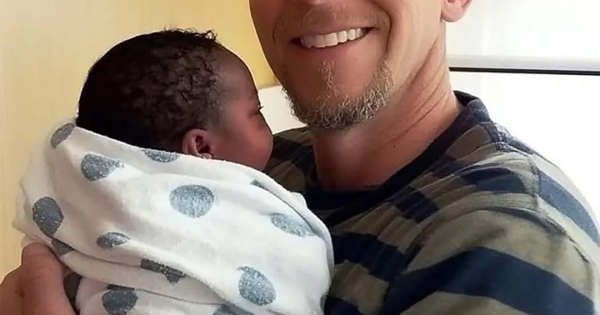 Ma femme a donné naissance à un bébé à la peau foncée — et la vérité m’a fait rester pour toujours