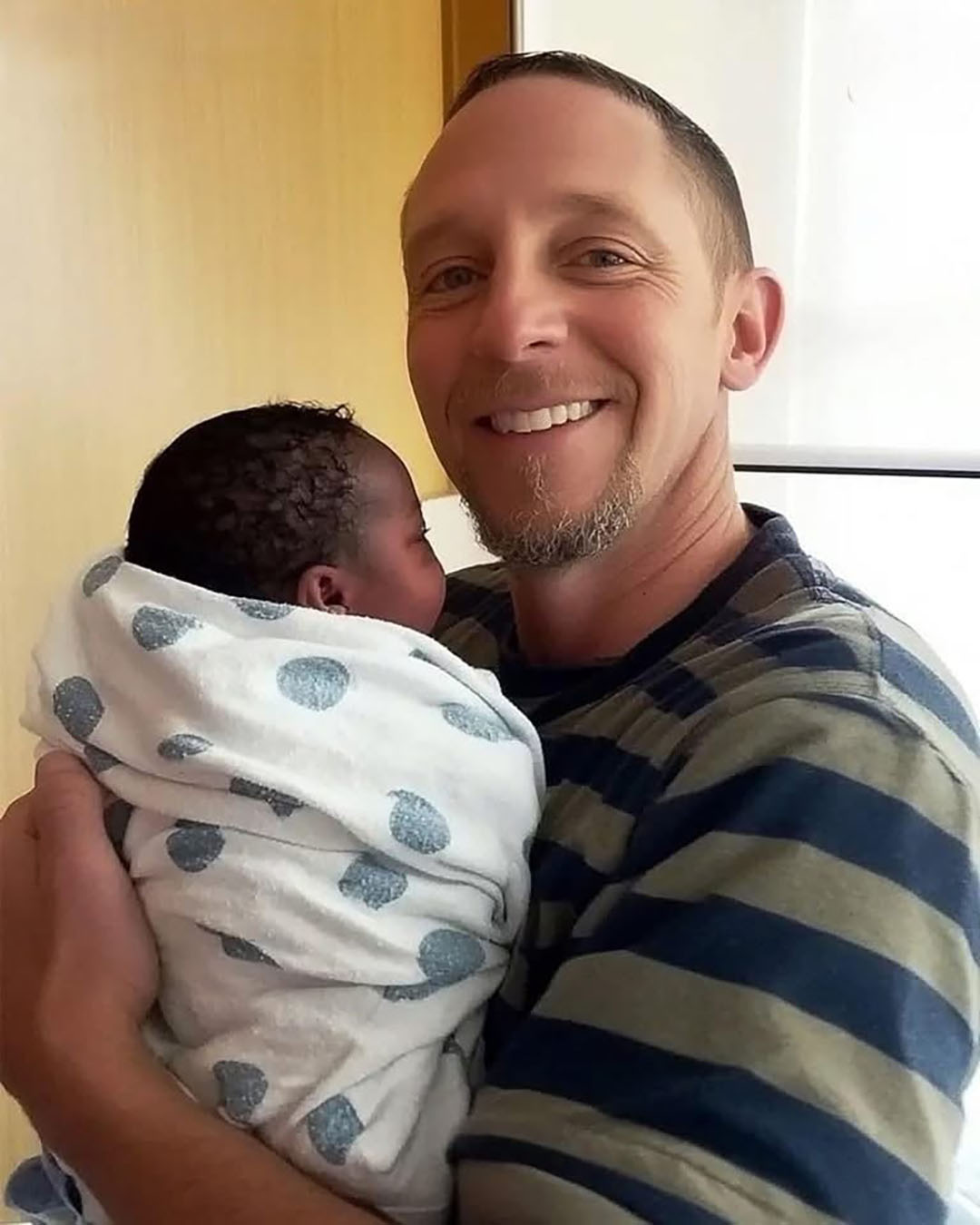 Ma femme a donné naissance à un bébé à la peau foncée — et la vérité m’a fait rester pour toujours