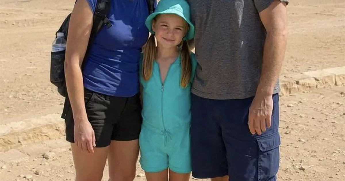 Ma fille a disparu alors que notre famille vivait en Égypte. Vingt ans plus tard, j'ai reçu une carte postale de là-bas, et les mots au dos m'ont brisée le cœur