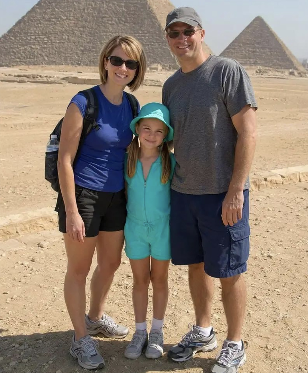 Ma fille a disparu alors que notre famille vivait en Égypte. Vingt ans plus tard, j'ai reçu une carte postale de là-bas, et les mots au dos m'ont brisée le cœur