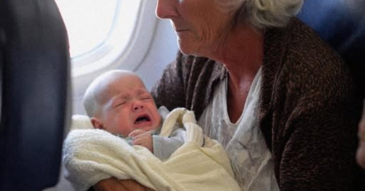 Ma petite-fille de 3 mois s’est arrêtée de pleurer lorsqu’un inconnu s’est approché d’elle — et la suite a laissé tout le monde stupéfait