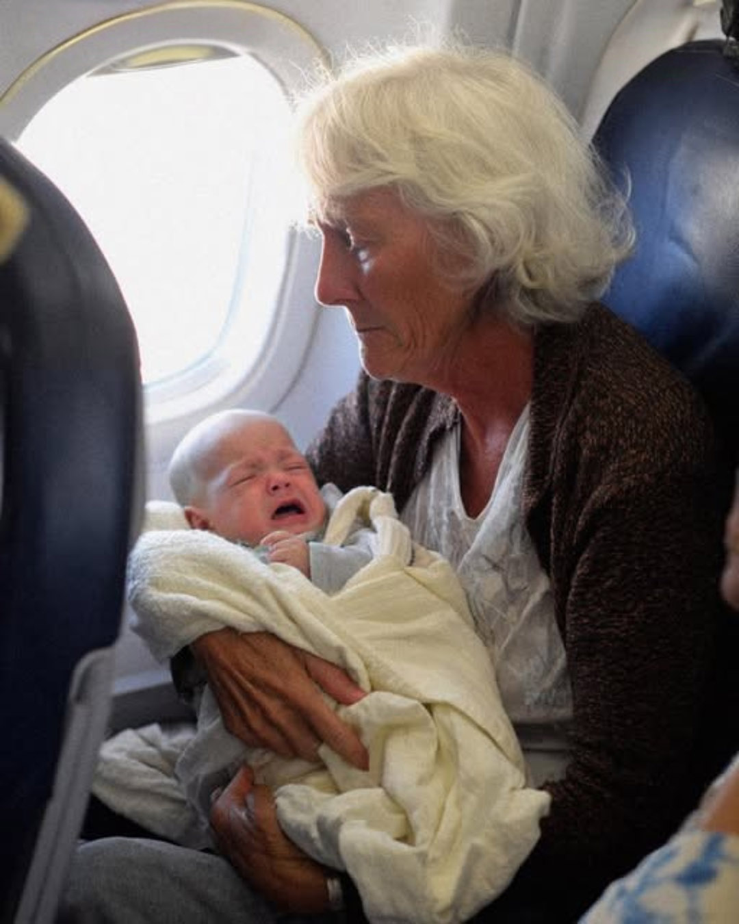 Ma petite-fille de 3 mois s’est arrêtée de pleurer lorsqu’un inconnu s’est approché d’elle — et la suite a laissé tout le monde stupéfait