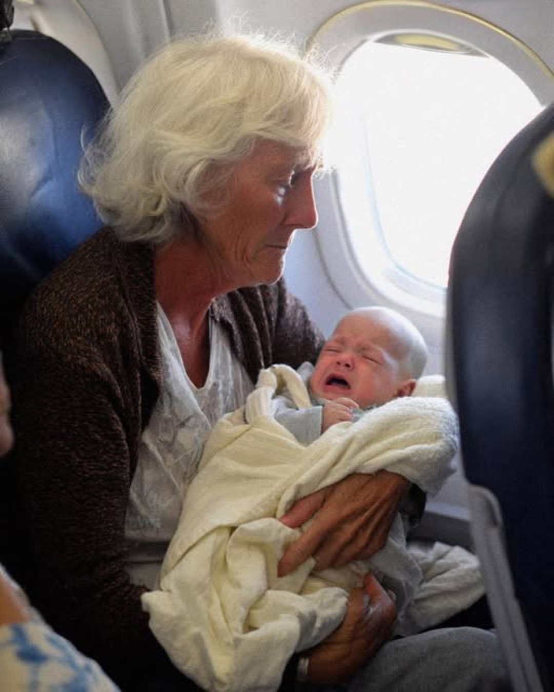 Ma petite-fille de trois mois a cessé de pleurer dès qu’un inconnu s’est approché d’elle — et la suite a laissé tout le monde stupéfait
