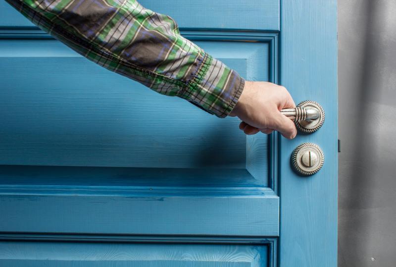 Le millionnaire qui pleurait ses filles chaque samedi au cimetière — jusqu’à ce qu’une enfant des rues lui murmure une phrase qui a changé sa vie