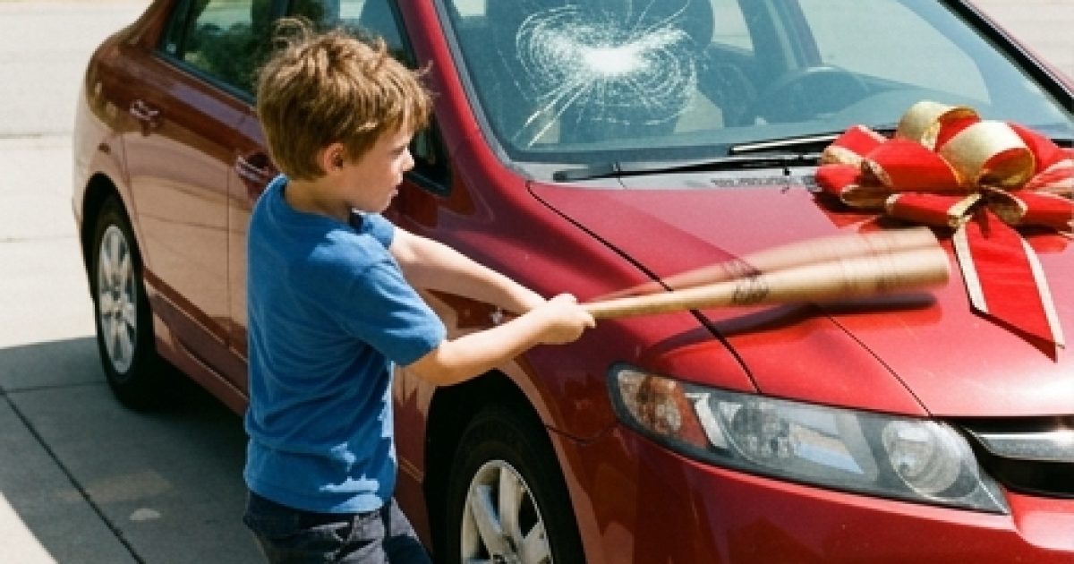 Ma sœur utilise son fils pour détruire ma nouvelle voiture… mais elle ne s’attendait pas à la suite