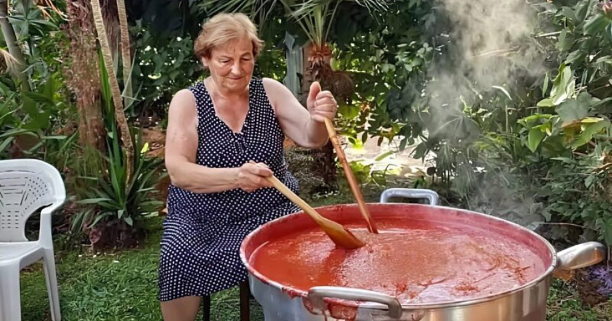 Ma tante persiste à préparer sa sauce dans la jardin… même quand la police débarque