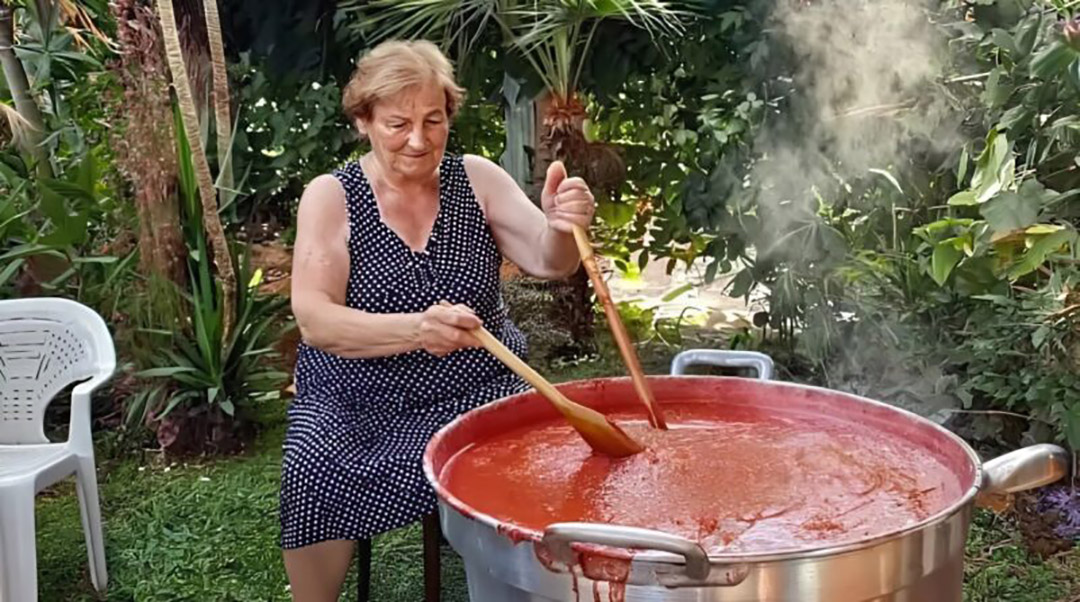Ma tante persiste à préparer sa sauce dans la jardin… même quand la police débarque