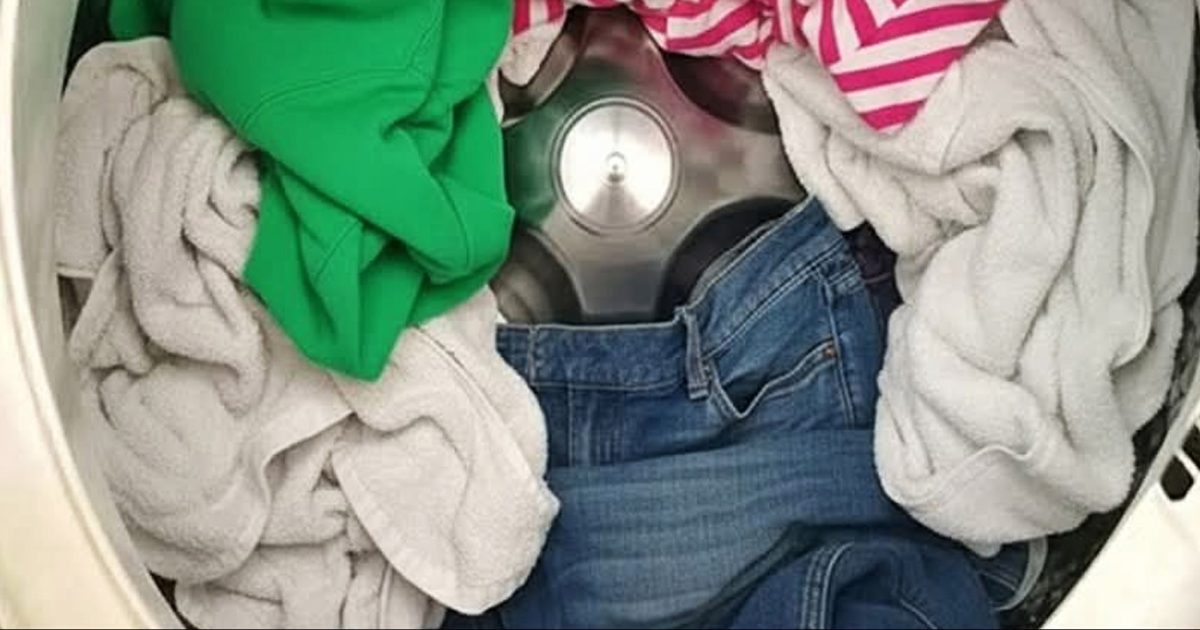 Machine à laver : les erreurs les plus courantes qui abîment vos vêtements sans que vous le sachiez