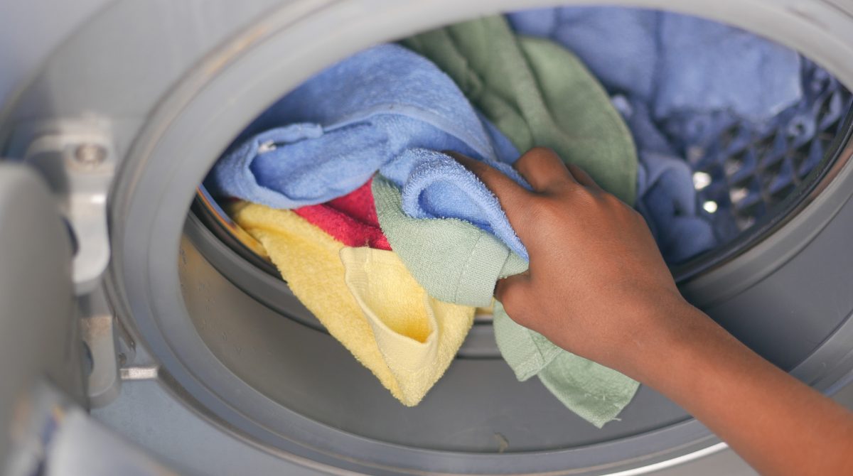 Finies les machines qui s’accumulent : cette technique simple dans votre lave-linge accélère le séchage sans sèche-linge