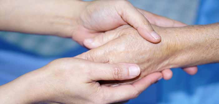 Taches brunes sur les mains : d’où viennent-elles et comment les estomper naturellement ?