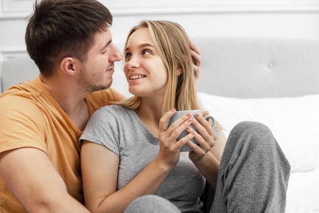 Femme regardant intensément