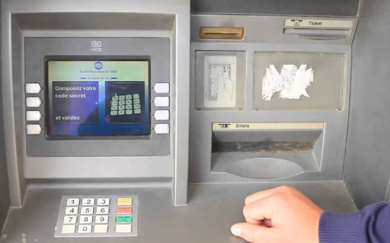 Distributeur automatique de billets moderne