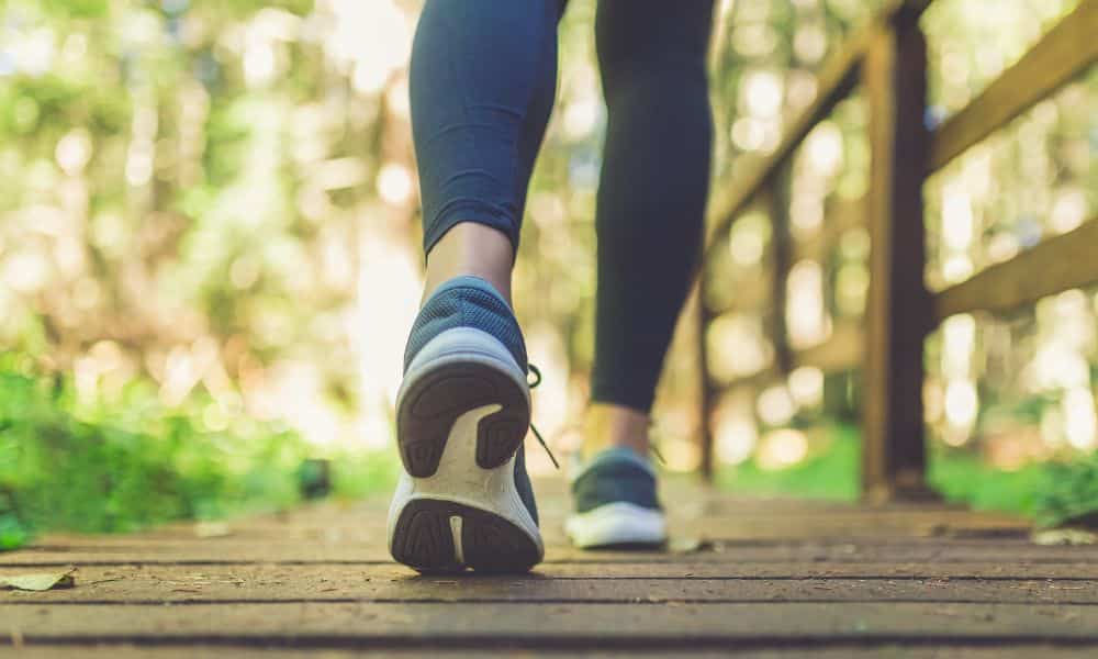 Femme faisant de la marche sportive
