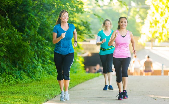Personne pratiquant la marche sportive en nature