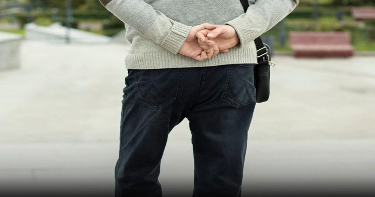 Marcher les mains derrière le dos peut sembler un geste simple et décontracté, mais selon la psychologie, cela révèle bien plus que vous ne le pensez…