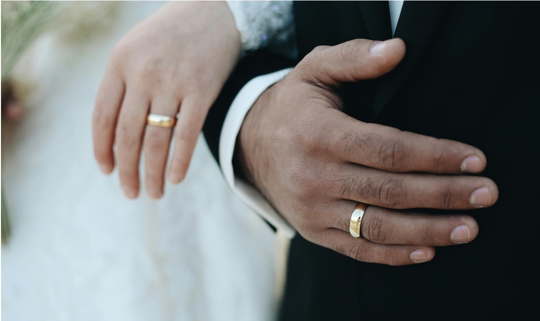 À 60 ans, mon père a épousé une femme de trente ans sa cadette : toute la famille a applaudi, mais la nuit de noces nous a réservé une surprise