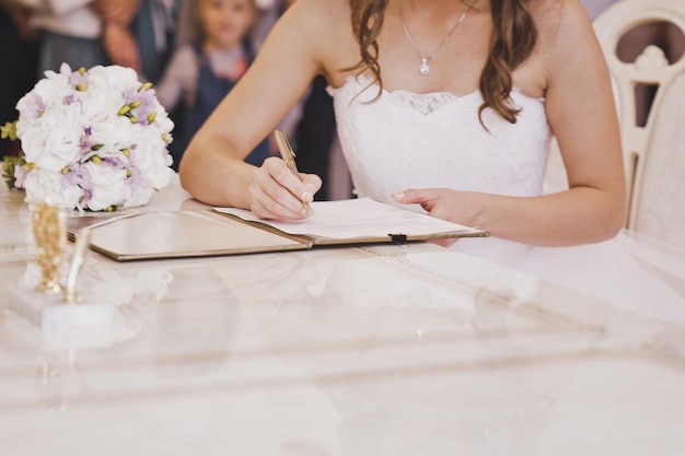 Le jour de ses noces, Camille a versé des larmes amères : elle épousait un homme âgé et fortuné pour sauver les siens, mais la vérité l’attendait derrière une porte de salle de bains.