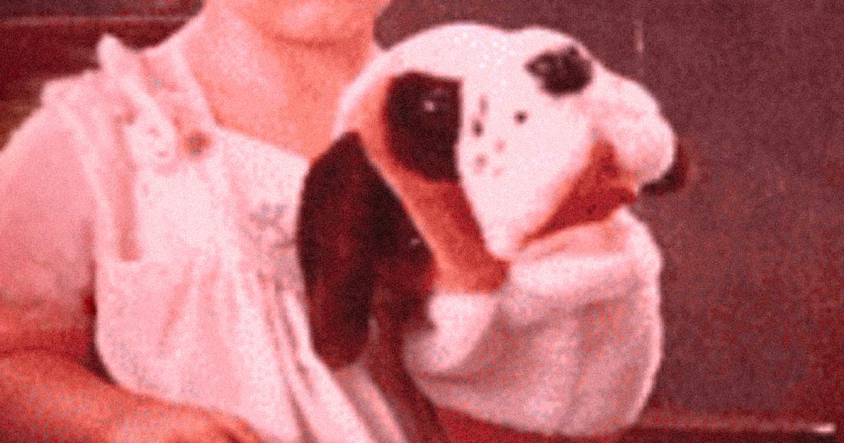 Marquée par les épreuves, mais rayonnante : l’histoire de la jeune fille aux taches de rousseur qui a transformé le harcèlement scolaire en triomphe aux Oscars (photos avant/après)