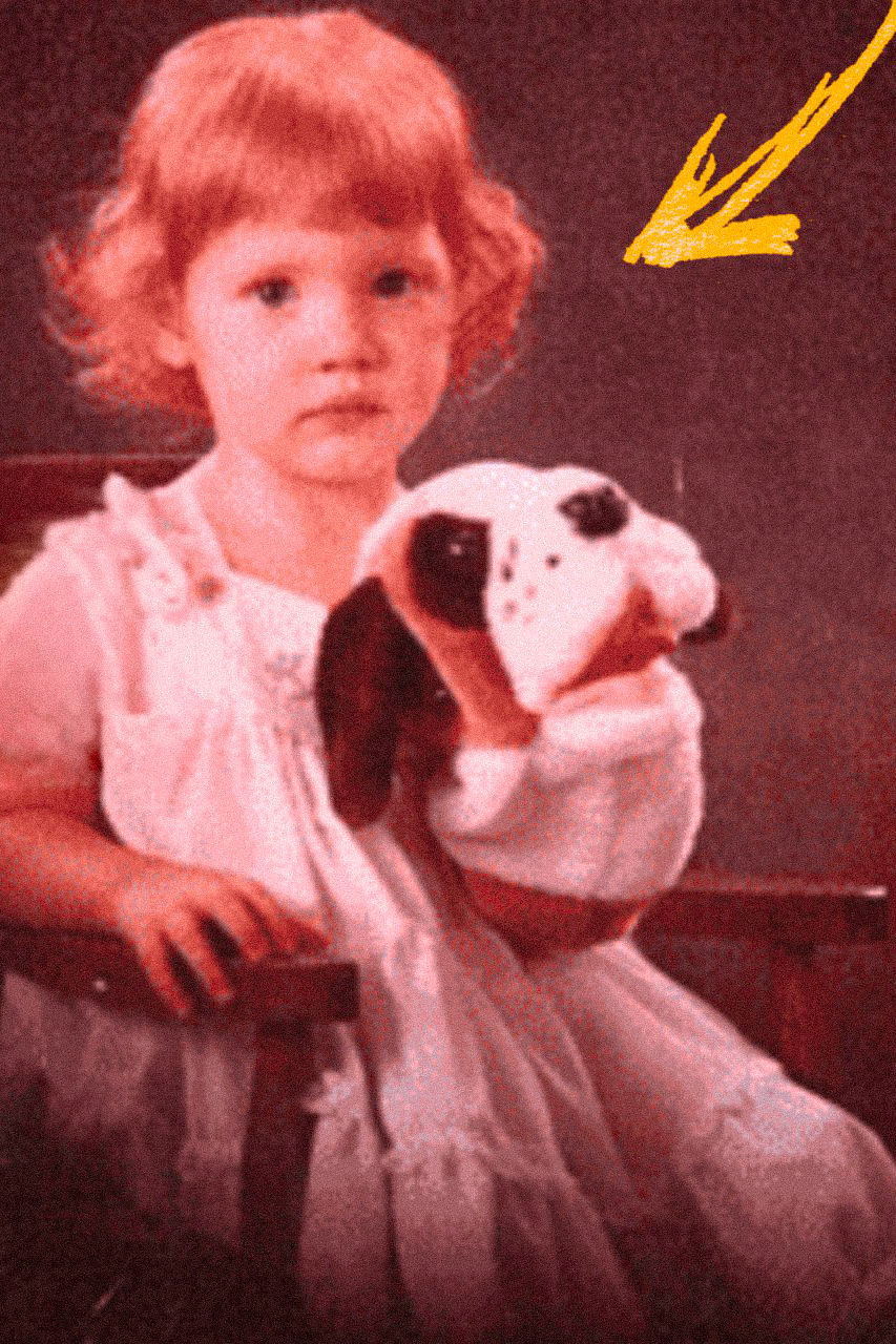 Marquée par les épreuves, mais rayonnante : l’histoire de la jeune fille aux taches de rousseur qui a transformé le harcèlement scolaire en triomphe aux Oscars (photos avant/après)