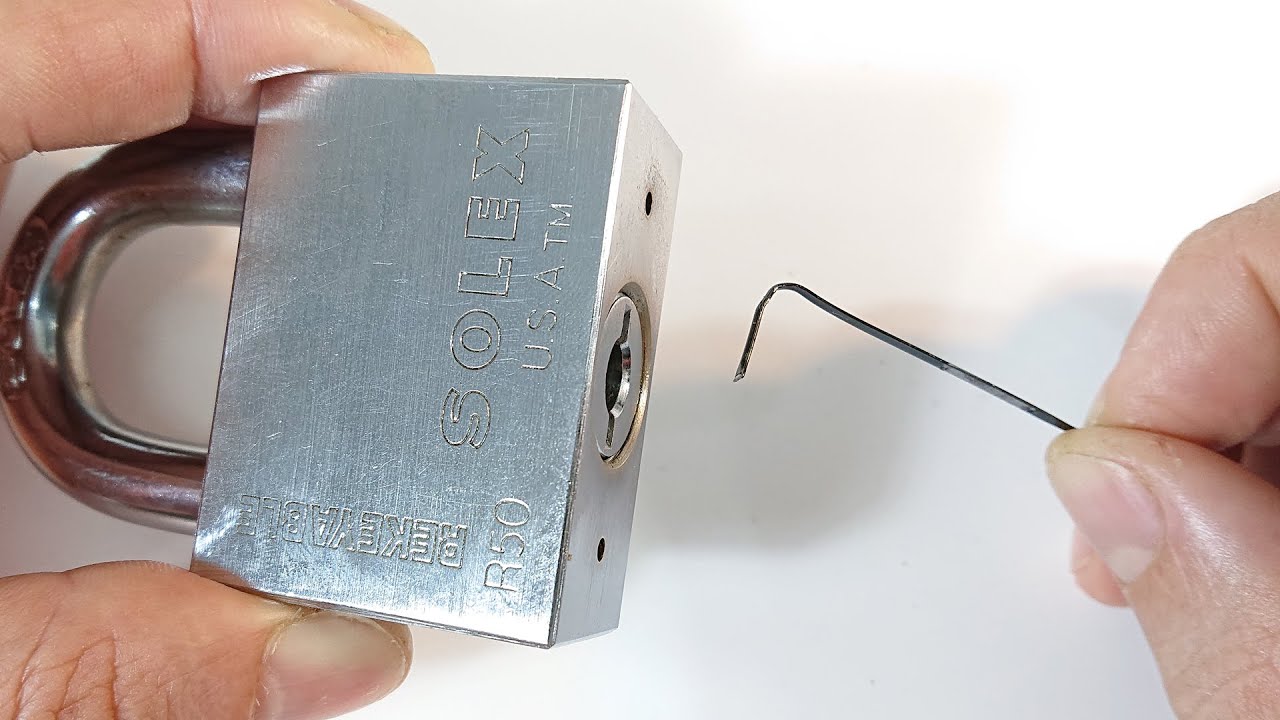 Le secret bien gardé du petit orifice sous les cadenas enfin dévoilé