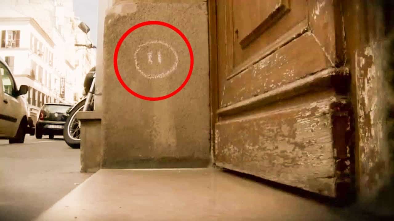 L’astuce imparable d’un verre d’eau pour déjouer les cambriolages (l’endroit stratégique où le poser)