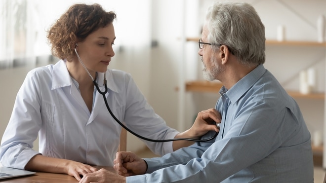 Médecin et patiente souriants